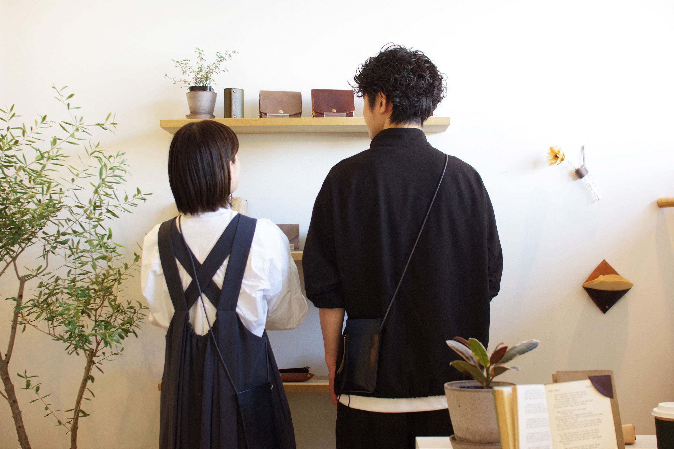 カフェにあるレザー商品
